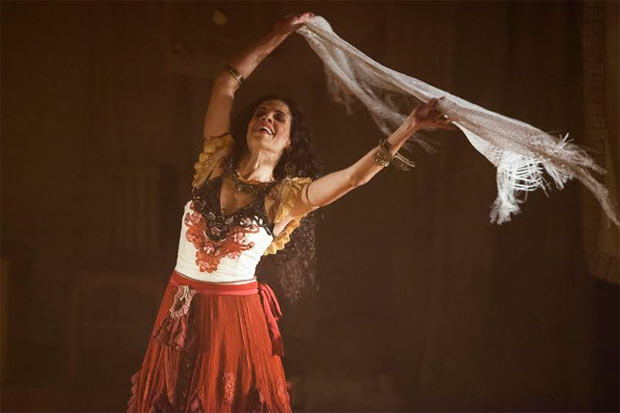 A bailarina e coregrafa Ana Paula Bouzas interpreta a cigana andaluza. Foto: Dbora Setenta/ Divulgao