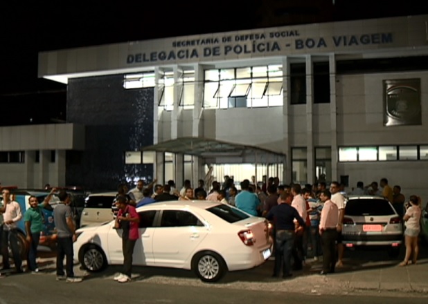 Amigos e familiares protestaram na porta da delegacia. Foto: TV Clube/Record/Reproduo