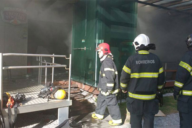 Incndio foi considerado de pequeno porte pelos bombeiros. Foto: Corpo de Bombeiros-PE/Divulgao