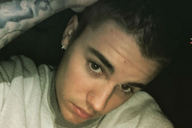 Justin Bieber fez um piercing na sobrancelha