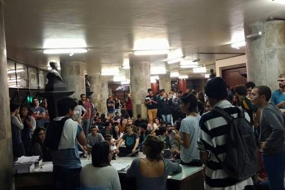 Estudantes de direito da UFMG discutem processo de impeachment - Foto: Lo Rodrigues - Agncia Brasil
