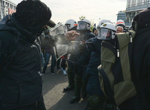 Policial usa uma bomba de gs lacrimogneo contra um militante de esquerda. Foto: AFP Philipp Guelland (Foto: AFP Philipp Guelland)