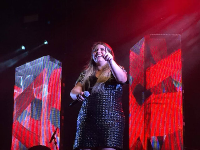 Marlia Mendona encanta com voz potente e simpatia no palco. Foto: Marina Simes/DP