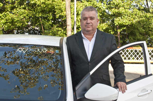 O gacho Mrcio Espndola foi caminhoneiro e taxista antes de aderir  Uber no Recife.
Joao Velozo/Esp. DP.