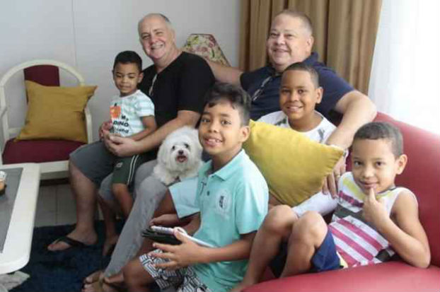 Osmir e Carlos Eduardo com os filhos: o casal viajou at Caruaru (PE) para conhecer as crianas, adotadas em 2012. Foto:Ana Rayssa/Esp. CB/ D.A Press