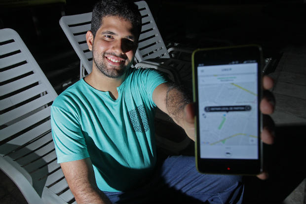 Andr Nogueira, 28 anos, s usa txi quando encontra promoes nos aplicativos. Sua primeira opo agora  a Uber. Roberto Ramos/DP