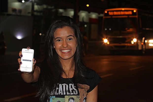 Bianca Higino, 22 anos, conheceu o servio em So Paulo e no abre mo de us-lo no Recife. Roberto Ramos/DP