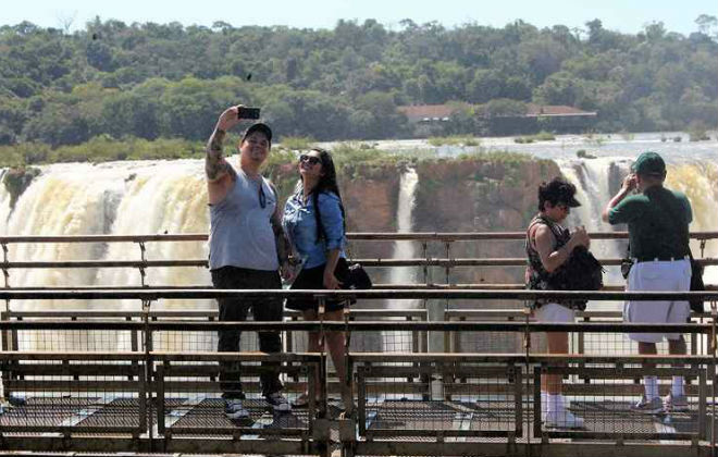 No alto, turistas costumam fazer selfies, alm de apreciar a vista. Foto: Renato Alves/CB/D.A. Press