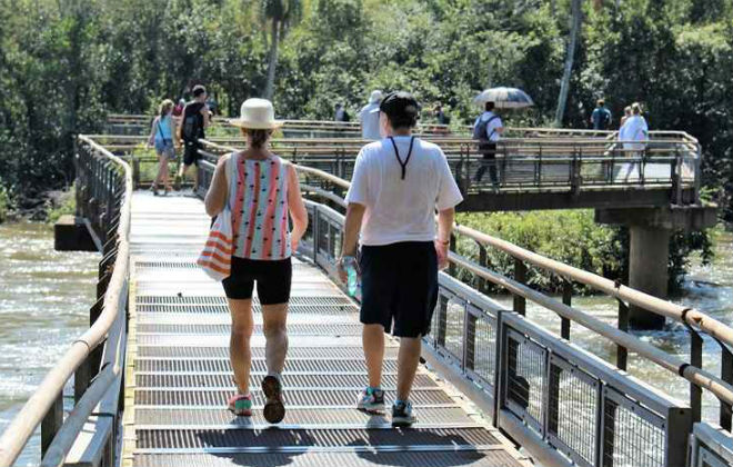 Visitantes podem passear sobre o rio, em trilhas de madeira, no meio do parque. Foto: Renato Alves/CB/D.A. Press