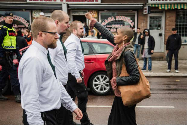 Foto de Tess Asplund levantando o punho em protesto contra ativistas de extrema-direita viralizou na Sucia. Foto: David Lagerlof/Divulgao/Twitter