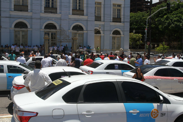 Desde maro, quando o Uber comeou a oferecer o servio no Recife, taxistas protestam contra concorrncia.
Foto: Julio Jacobina/DP.