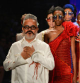 No SPFW, Ronaldo Fraga abordou o drama dos refugiados. Foto: SPFW/Divulgação No SPFW, Ronaldo Fraga abordou o drama dos refugiados. Foto: SPFW/Divulgação