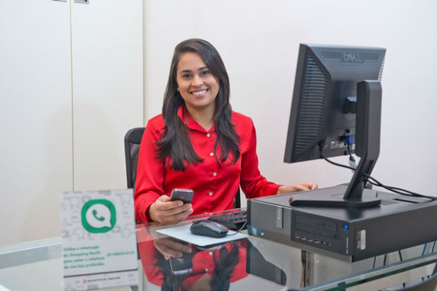 Patrcia Oliveira trabalha diretamente com o app do SCR desde que a ferramenta foi implantada e no tem dificuldade. Foto: Shopping Center Recife/Divulgao
