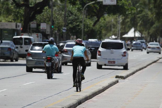 A distncia de 1,5m entre o carro e a bicicleta ser um dos pontos reforados pela campanha.
Foto: Ricardo Fernandes/DP.