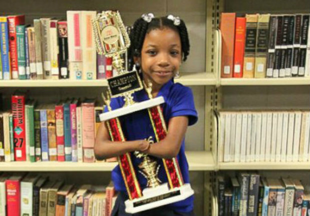 Anaya Ellick: 7 anos, nascida sem mos, vencedora de concurso de caligrafia. (Foto: ABC News/Reproduo)