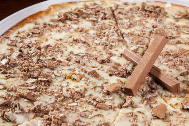 Kit Kat e calda de chocolate branco foram escalados para a nova pizza. Foto: Paulo Romo/Divulgao