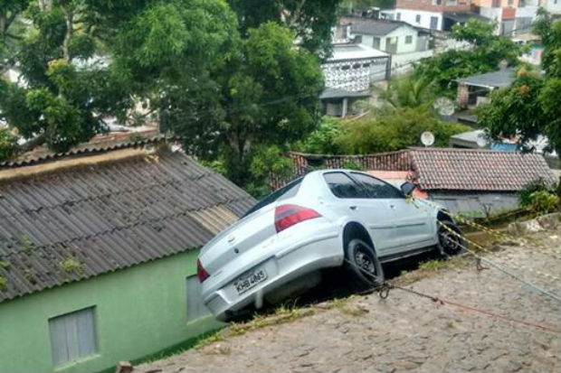 Em Camaragibe, um carro estacionado num local de declive na Rua Amaro Albino Pimentel, deslizou e quase caiu sobre as casas. Foto: Talita Azevedo/ Cortesia