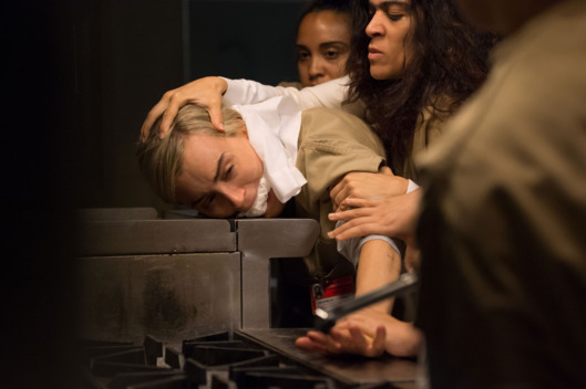 Piper (Taylor Schilling) em apuros na nova temporada de Orange is the new black. Foto: Netflix/Divulgao