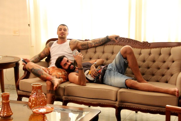 Atores vivem casal gay no clipe de Pra sempre. Foto: Cleomir Tavares / Divulgao