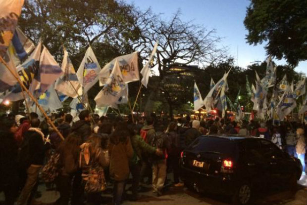 Integrantes da Frente Argentina para a Democracia no Brasil promovem uma caminhada at a porta da Embaixada brasileira em Buenos Aires. Foto: Monica Yanakiew/Agncia Brasil
