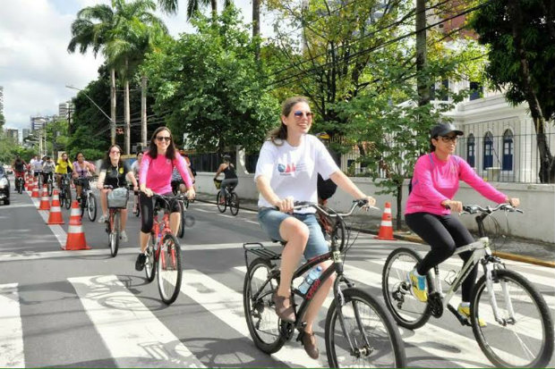 Ciclistas partem do parque da Jaqueira e chegam  rua do Bom Jesus. Foto: Divulgao