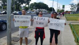 Manifestantes exibem cartazes contra o impeachment de Dilma Rousseff em ingls. Foto: Lo Rodrigues/Agncia Brasil