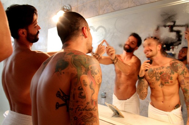 Atores Felipe Titto e Guilherne Acrzio vivem romance gay em clipe. Foto: Cleomir Tavares / Divulgao