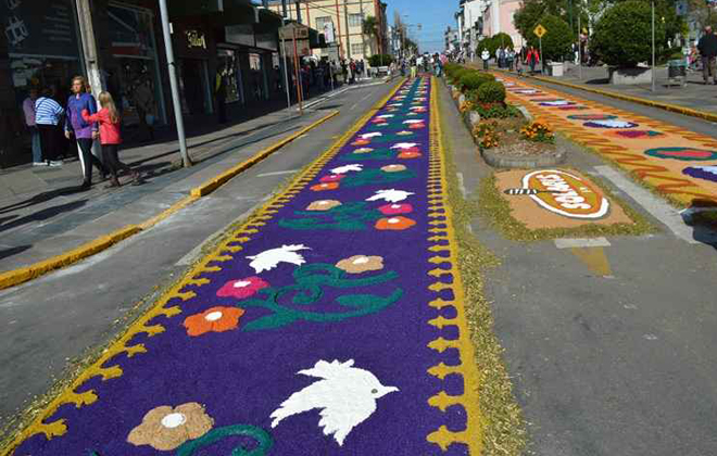 Em Flores da Cunha, na Serra Gacha, tradio de montar os tapetes tem mais de 50 anos. Foto: Brbara Lipp/Divulgao