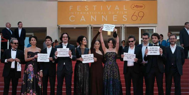 Elenco e equipe do filme levantaram placas contra o impeachment. Foto: Festival de Cannes/Divulgao