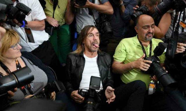 Iggy Pop se jogou no meio dos fotógrafos. Foto: Anne Christine / AFP Photo Iggy Pop se jogou no meio dos fotógrafos. Foto: Anne Christine / AFP Photo