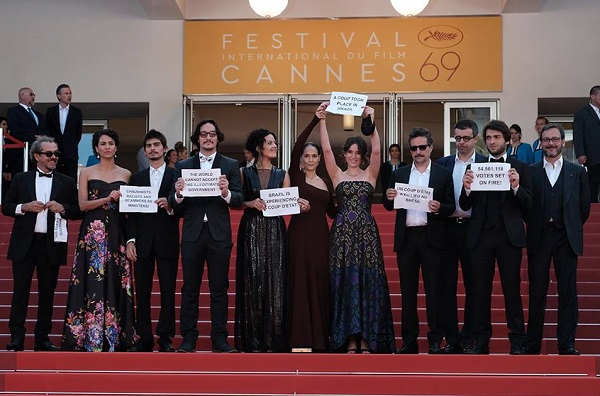Equipe de Aquarius protesta contra a situao poltica do Brasil no tapete vermelho de Cannes. Foto: M. Petit - FDC/ Divulgao