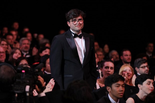 O curta-metragista Joo Paulo Miranda Maria na premiao. Foto: AFP PHOTO / Valery HACHE
