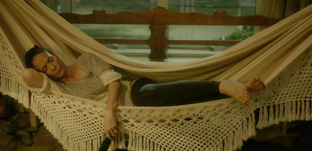 Interpretada por Sonia Braga, a personagem Clara ouve Roberto Carlos enquanto tenta relaxar. Foto: Victor Juc/ Divulgao