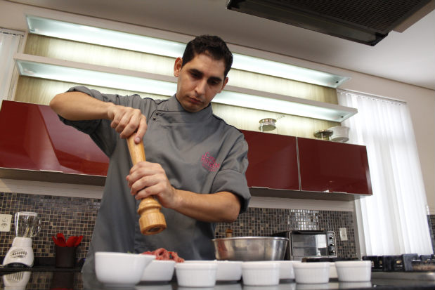 Clientes vo aprender a fazer Frango Xadrez. Foto: Rodrigo Silva/Esp.DP