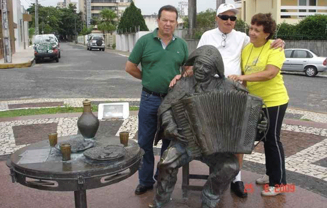 Paula Queiroz ao lado do marido e do amigo: pausa para foto na esttua de Gonzago. Foto: Arquivo pessoal