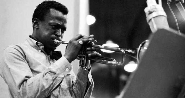 Apesar de ter nascido em 26 de maio de 1926, em Alton, Illinois (EUA), onde aprendeu a tocar trompete com um msico local, o legado de Davis comeou em Nova York. Foto: Sony BMG