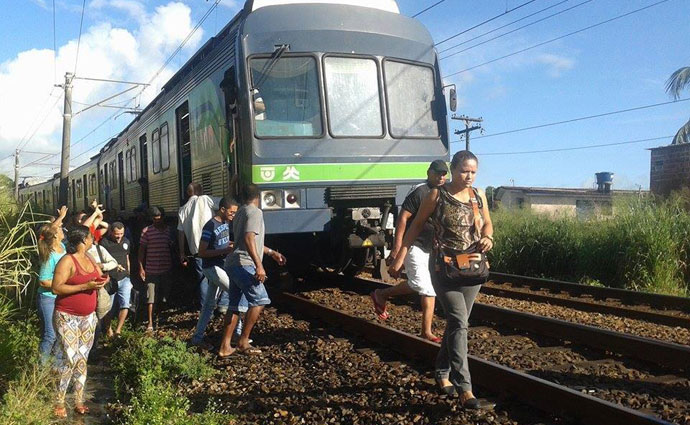 Passageiros tiveram que deixar o trem e andar pelos trilhos. Foto: Ezidio Iyergo