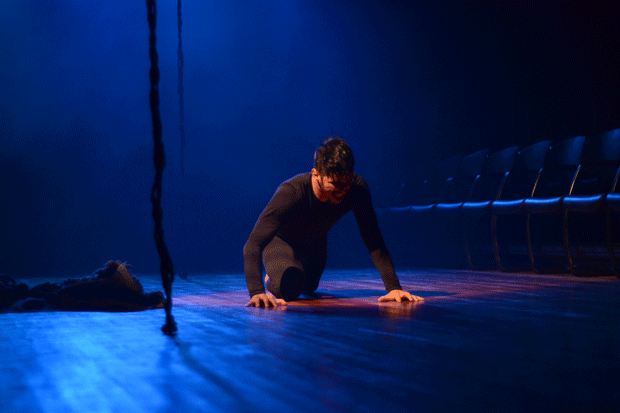 Coreografia narra a histria do surto do autor, traduzindo o impalpvel para o concreto do palco. Foto: Marcela Cintra/ Esp.DP 