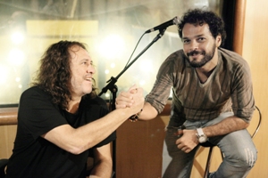 O lbum  produzido por Paulo Rafael (esquerda), com letras polticas e msticas na voz de Theone (direita). Foto: Dani Remio/Divulgao