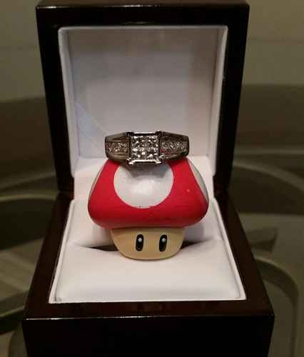 Anel de noivado foi entregue em caixa junto com um cogumelo vermelho. Foto: Shane Birkinbine/Facebook/Reproduo