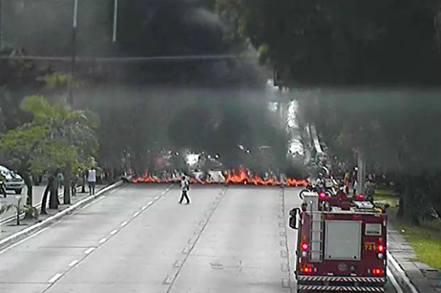 Manifestantes atearam fogo em pneus na descida do viaduto da Avenida Joo de Barros.Foto: CTTU/ Divulgao