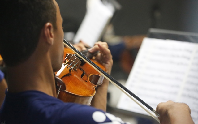 Movimento Armorial ganha novo flego no ensino de msica clssica em Pernambuco. Na foto, o violinista Iuri Tavares, da Orquestra Criana Cidad. Foto: Rafael Martins/DP