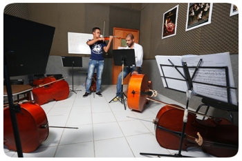 O maestro Nilson Galvo coordena a execuo de peas armoriais na orquestra de crianas e jovens. Foto: Rafael Martins/DP