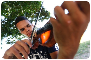 Iuri está na OCC há sete anos, e hoje atua como primeiro violinista da orquestra. Foto: Rafael Martins/DP Iuri está na OCC há sete anos, e hoje atua como primeiro violinista da orquestra. Foto: Rafael Martins/DP