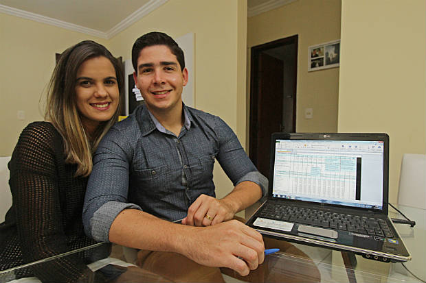 Amanda e Rodolfo controlam as finanas com auxlio de planilhas no excel. Foto: Roberto Ramos/DP