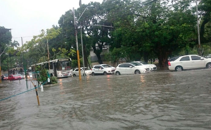 Na foto, a rua Benfica, na Madalena, uma das inmeras vias alagadas no Grande Recife nesta manh. Foto: WhatsApp/Reproduo (Na foto, a rua Benfica, na Madalena, uma das inmeras vias alagadas no Grande Recife nesta manh. Foto: WhatsApp/Reproduo)