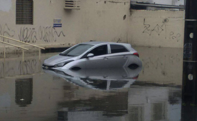 Diversos pontos do Grande Recife registraram pontos de alagamentos na manh desta segunda-feira. Foto: Augusto Freitas/DP (Diversos pontos do Grande Recife registraram pontos de alagamentos na manh desta segunda-feira. Foto: Augusto Freitas/DP)