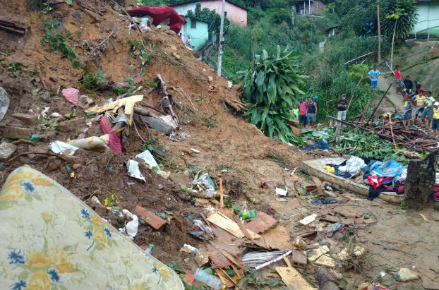 Em Olinda, trs pessoas morreram e quatro ficaram feridas na Ladeira do Giz, no bairro de guas Compridas. Todas de um mesma famlia. Foto: Alice de Souza/DP