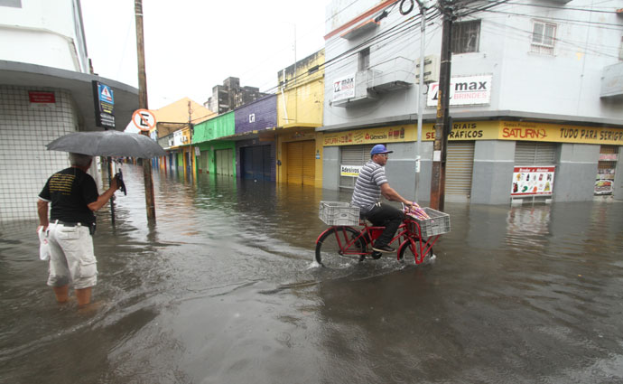 No bairro de So Jos, no centro do Recife, as ruas viraram rios. Foto: Peu Ricardo/Esp DP