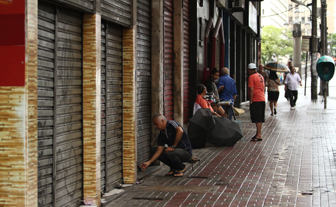Em uma manh atpica, ambulantes no foram para Avenida Conde da Boa Vista e as lojas no abriram as portas. Foto: Peu Ricardo/Esp Dp